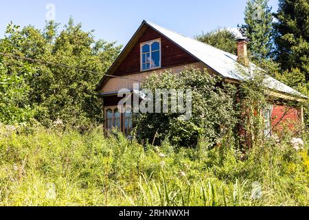 Landhaus auf dem grünen Dorfhof an sonnigen Sommertagen Stockfoto