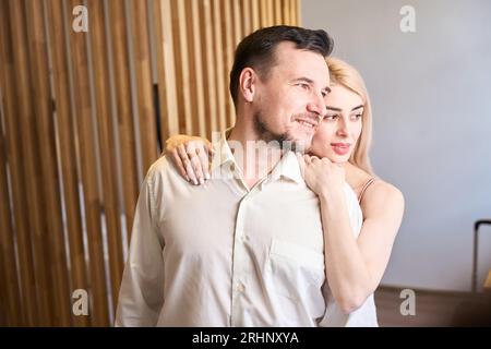 Traumhaftes Paar umarmt, Ankunft in der Hotelsuite zum Ausruhen und Entspannen Stockfoto