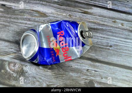 Kairo, Ägypten, Juli 28 2023: Crushed Dented Red Bull Energy Drink, eine Marke von Energy Drinks, die von der österreichischen Firma Red Bull GmbH, IT, gegründet und im Besitz ist Stockfoto