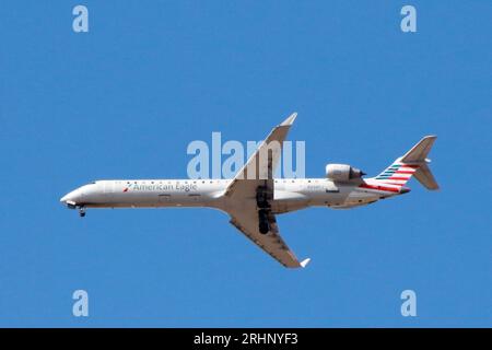 Am 16. März 2023 fährt ein Flugzeug der American Eagle in Richtung Sky Harbor International Airport in Phoenix, Arizona. American Airlines beendet seine Partnerschaft mit Jet Blue, und die beiden Fluggesellschaften werden keine Tickets mehr auf einem anotherÕs-Flug verkaufen, nachdem ein Bundesrichter festgestellt hatte, dass diese Partnerschaft zu wettbewerbswidrig war. (Foto: Alexandra Buxbaum/Credit: SIPA USA/Alamy Live News Stockfoto