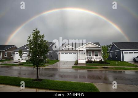 Pinckney, Michigan, USA. August 2023. Ein Regenbogen taucht über der Unterteilung Regency Village in der Hamburger Township, Pinckney, MI, auf. In der Gegend herrscht weiterhin ein Wohnungsmangel, der zum Teil darauf zurückzuführen ist, dass die Arbeiter in Ann Arbor dort keine Wohnungen finden konnten. Der Neubau hat nicht mit der Nachfrage Schritt gehalten, und die Bewohner der Gegend von Detroit ziehen von der Stadt weg. Pinckney ist eine kleine Stadt etwa 55 Meilen westlich von Detroit und 17 Meilen nördlich von Ann Arbor. (Bild: © Mark Bialek/ZUMA Press Wire) NUR REDAKTIONELLE VERWENDUNG! Nicht für kommerzielle ZWECKE! Stockfoto