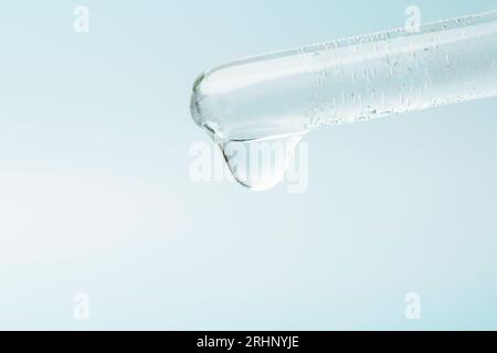 Pipette, die Flüssigkeit in Glasröhrchen tropft. Laborglaswaren mit Tropfer in Reagenzgläser Close Up MACRO. Laborausrüstung Glaswaren. Konzept von Stockfoto