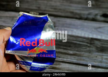Kairo, Ägypten, Juli 28 2023: Crushed Dented Red Bull Energy Drink, eine Marke von Energy Drinks, die von der österreichischen Firma Red Bull GmbH, IT, gegründet und im Besitz ist Stockfoto