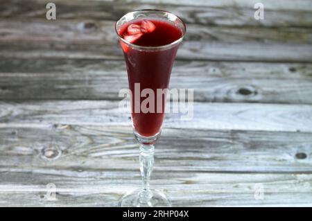 Frisch gekühltes Roselle Saftglas aus kochenden getrockneten Roselle Kräutern in Wasser, ein Bissap Wonjo Saft, Blumen der Roselle Pflanze Hibiscus, SW Stockfoto