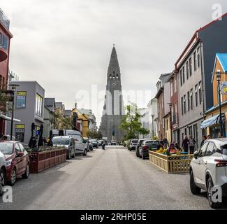Blick auf Skolavordustigur in Richtung Hallgrímskirkja (Kirche), Reykjavik, Island Stockfoto