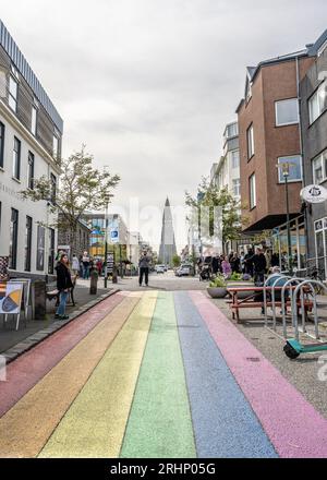 Blick auf Skolavordustigur in Richtung Hallgrímskirkja (Kirche), Reykjavik, Island Stockfoto
