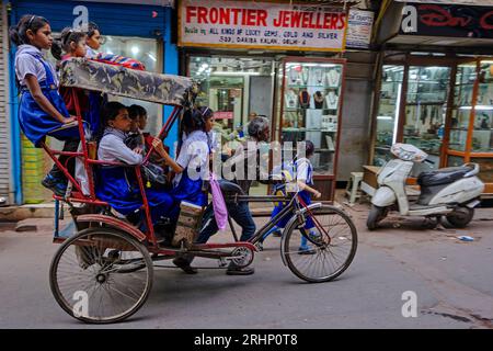 Indien, Neu-Delhi, Schulmädchen-Transport mit der Rikscha in Alt-Delhi Stockfoto