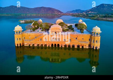 Indien, Bundesstaat Rajasthan, Jaipur, UNESCO-Weltkulturerbe, man Sagar See, Luftaufnahme des JAL Mahal Palastes (Luftaufnahme), Sommer p Stockfoto