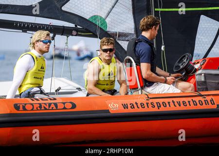 SCHEVENINGEN - 18.08.2023, Bart Lambriex und Floris van de Werken vor dem achten Tag der Segelweltmeisterschaften. ANP SEM VAN DER WAL: ANP/Alamy Live News Stockfoto