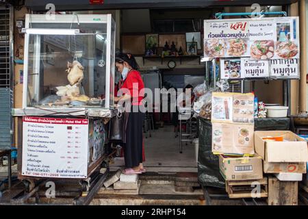 Bangkok, Thailand - 22. Januar 2023: Traditionelles kleines Restaurant mit thailändischer Küche. Stockfoto