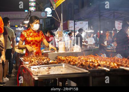 Bangkok, Thailand - 22. Januar 2023: Lokale Händler verkaufen Lebensmittel auf der Straße in Bangkok, Thailand. Stockfoto