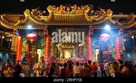 Bangkok, Thailand - 22. Januar 2023: People at Kuan Yim Schrein in Bangkok, Thailand. Stockfoto