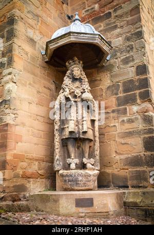 Die 2 m hohe, stark verwitterte Statue von König Karl II. In seinen Krönungsgewändern nahe der Südtür der Lichfield Cathedral, Staffordshire, Großbritannien. Das war es Stockfoto