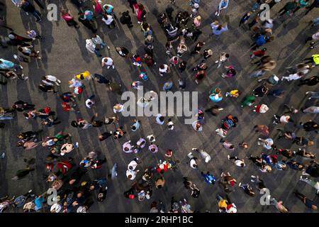 Crowd-Hintergrund. Eine Luftaufnahme der Menschen, die sich zu einem Ereignis versammelt haben. Crowed Open-Air-Meeting-Leute aus der Höhe erschossen. Ein Massenvolk versammelte sich, um zu versammeln Stockfoto