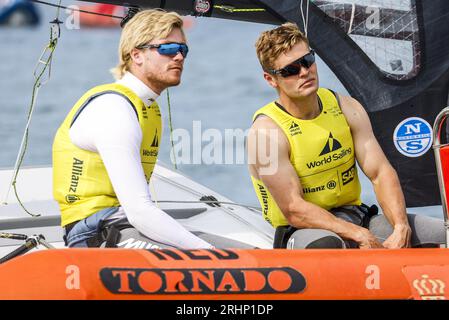 SCHEVENINGEN - 18.08.2023, Bart Lambriex und Floris van de Werken vor dem achten Tag der Segelweltmeisterschaften. ANP SEM VAN DER WAL: ANP/Alamy Live News Stockfoto