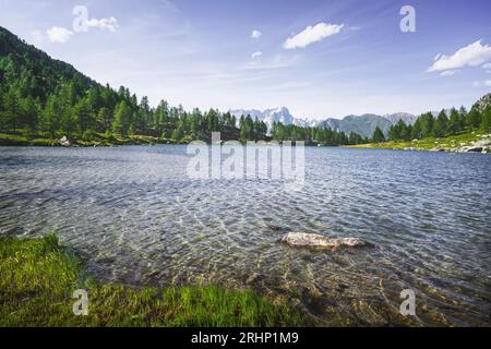 Der Arpy-See (Lago d'Arpy auf italienisch) und der Grandes Jorasses-Berg im Mont-Blanc-Massiv im Hintergrund. Morgex, Region Aosta Valley, Stockfoto