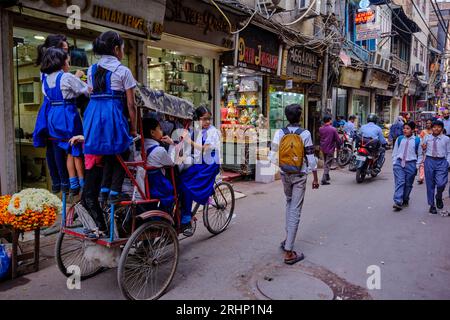 Indien, Neu-Delhi, Schulmädchen-Transport mit der Rikscha in Alt-Delhi Stockfoto