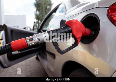 Ansicht der Tankpistole im Tankstutzen des Fahrzeugs. Tanken des Fahrzeugs mit Kraftstoff an der Tankstelle aus der Pistole Stockfoto
