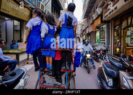 Indien, Neu-Delhi, Schulmädchen-Transport mit der Rikscha in Alt-Delhi Stockfoto