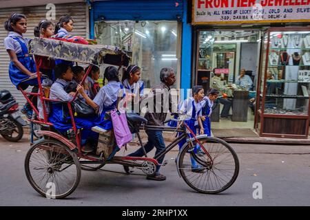 Indien, Neu-Delhi, Schulmädchen-Transport mit der Rikscha in Alt-Delhi Stockfoto