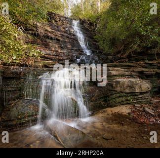 Panther Falls, Chattahoochee National Forest - Rabun County, Georgia. Joe Creek verläuft über Felsschichten bei Panther Falls entlang des Angel Falls Trail in n Stockfoto