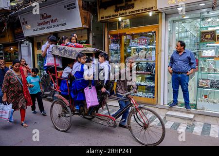 Indien, Neu-Delhi, Schulmädchen-Transport mit der Rikscha in Alt-Delhi Stockfoto