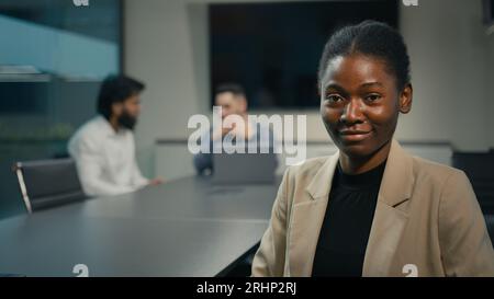 Firmenporträt afroamerikanische Frau Arbeitnehmerin Büroleiterin Fachkraft ethnische Geschäftsfrau HR Arbeitgeber schaut auf Kamera sitzen Stockfoto