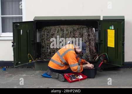 Maidenhead, Berkshire, Großbritannien. August 2023. Ein BT Openreach-Techniker, der an einer Anschlussdose arbeitet. Kredit: Maureen McLean/Alamy Stockfoto