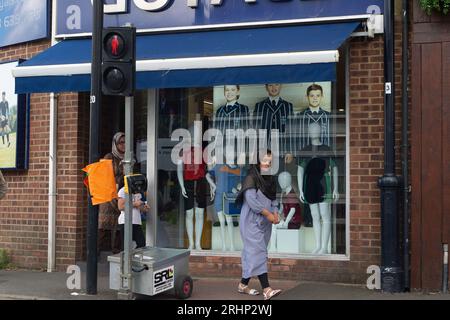 Maidenhead, Berkshire, Großbritannien. August 2023. Das Uniformgeschäft der Goyals-Schule in Maidenhead. Die Eltern beginnen, Schuluniformen für ihre Kinder zu kaufen, da das neue Schuljahr beginnt. Kredit: Maureen McLean/Alamy Stockfoto