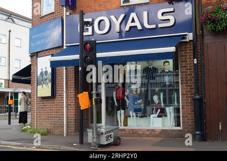 Maidenhead, Berkshire, Großbritannien. August 2023. Das Uniformgeschäft der Goyals-Schule in Maidenhead. Die Eltern beginnen, Schuluniformen für ihre Kinder zu kaufen, da das neue Schuljahr beginnt. Kredit: Maureen McLean/Alamy Stockfoto