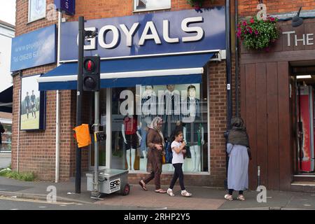 Maidenhead, Berkshire, Großbritannien. August 2023. Das Uniformgeschäft der Goyals-Schule in Maidenhead. Die Eltern beginnen, Schuluniformen für ihre Kinder zu kaufen, da das neue Schuljahr beginnt. Kredit: Maureen McLean/Alamy Stockfoto