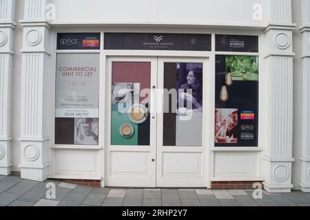 Maidenhead, Berkshire, Großbritannien. August 2023. Eine kommerzielle Einheit, die in der Maidenhead High Street vermietet werden soll. Kredit: Maureen McLean/Alamy Stockfoto