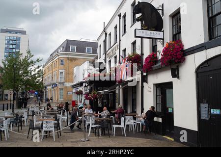 Maidenhead, Berkshire, Großbritannien. August 2023. Leute sitzen vor dem Bear Wetherspoon Pub in Maidenhead. Kredit: Maureen McLean/Alamy Stockfoto