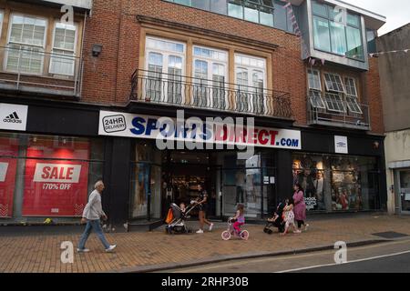 Maidenhead, Berkshire, Großbritannien. August 2023. Sports Direct bietet bis zu 70 % Rabatt auf. Kredit: Maureen McLean/Alamy Stockfoto