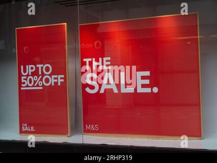 Maidenhead, Berkshire, Großbritannien. August 2023. Marks & Spencer erhalten einen Rabatt von bis zu 50 %. Kredit: Maureen McLean/Alamy Stockfoto