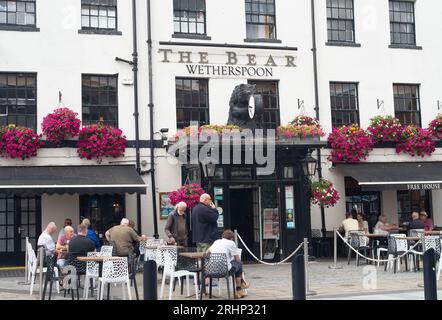 Maidenhead, Berkshire, Großbritannien. August 2023. Leute sitzen vor dem Bear Wetherspoon Pub in Maidenhead. Kredit: Maureen McLean/Alamy Stockfoto