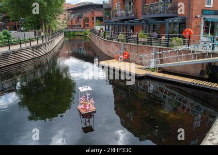 Maidenhead, Berkshire, Großbritannien. August 2023. Die heimische Maidenhead Secret Artist, die nur als „Maidsie“ bekannt ist, hat eine schwimmende Entenplattform an die englische Women's National Football-Mannschaft auf dem Wasserweg in Chapel Arches in Maidenhead, Berkshire, gebracht. Die Tribut-Grafik zeigt Fußbälle, England-Flaggen und sogar ein Tischfußballspiel. Das englische Frauenteam hat es mit der FIFA Frauen-Weltmeisterschaft am Sonntag bis zum Finale gegen Spanien geschafft. Kredit: Maureen McLean/Alamy Stockfoto