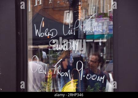 London, England, Großbritannien. August 2023. Ein Schild in einem Pub im Zentrum Londons kündigt an, dass es am Sonntag, den 20. August, früh für das Finale der FIFA-Frauen-Weltmeisterschaft in Australien eröffnet wird, wobei England gegen Spanien spielt. (Bild: © Vuk Valcic/ZUMA Press Wire) NUR REDAKTIONELLE VERWENDUNG! Nicht für kommerzielle ZWECKE! Stockfoto