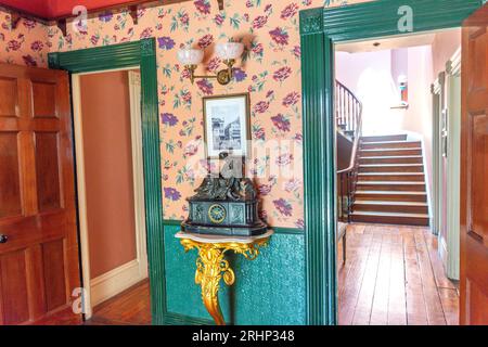 Eingangshalle des Victorian House im Jersey Museum & Art Gallery, The Weighbridge, St Helier, Jersey, Channel Islands Stockfoto