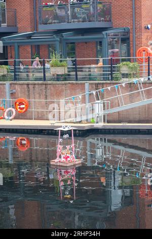 Maidenhead, Berkshire, Großbritannien. August 2023. Die heimische Maidenhead Secret Artist, die nur als „Maidsie“ bekannt ist, hat eine schwimmende Entenplattform an die englische Women's National Football-Mannschaft auf dem Wasserweg in Chapel Arches in Maidenhead, Berkshire, gebracht. Die Tribut-Grafik zeigt Fußbälle, England-Flaggen und sogar ein Tischfußballspiel. Das englische Frauenteam hat es mit der FIFA Frauen-Weltmeisterschaft am Sonntag bis zum Finale gegen Spanien geschafft. Kredit: Maureen McLean/Alamy Stockfoto