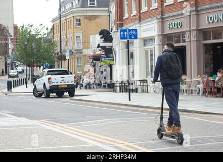 Maidenhead, Berkshire, Großbritannien. August 2023. Ein Mann auf einem E-Roller auf der Straße in Maidenhead. Es wird gefordert, dass die Nutzung von E-Scootern ordnungsgemäß geregelt wird. Kredit: Maureen McLean/Alamy Stockfoto