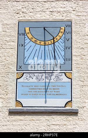 Sundial an der Wand des Piquet House, Royal Square (Place du Marche), St Helier, Jersey, Kanalinseln Stockfoto