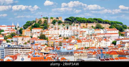 Miradouro de Sao Pedro de Alcantara Aussichtspunkt der Stadt, Stadtbild mit wunderschönem Park zwischen Chiado und Barrio Alto Viertel Lissabon, Portugal, EUR Stockfoto