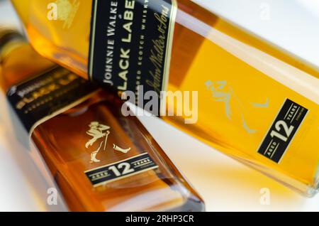 LONDON, Großbritannien - 15. JUNI 2023 Johnnie Walker Black Label Scotch Whiskey, ein Whiskey mit einem Geschmack von sanftem und cremigem Toffee, reichhaltigem und süßem Obst und würzigem Aroma Stockfoto