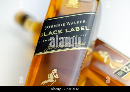 LONDON, Großbritannien - 15. JUNI 2023 Johnnie Walker Black Label Scotch Whiskey, ein Whiskey mit einem Geschmack von sanftem und cremigem Toffee, reichhaltigem und süßem Obst und würzigem Aroma Stockfoto