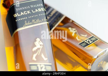 LONDON, Großbritannien - 15. JUNI 2023 Johnnie Walker Black Label Scotch Whiskey, ein Whiskey mit einem Geschmack von sanftem und cremigem Toffee, reichhaltigem und süßem Obst und würzigem Aroma Stockfoto