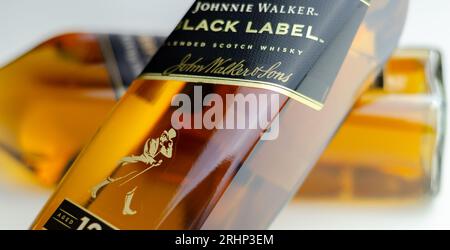 LONDON, Großbritannien - 15. JUNI 2023 Johnnie Walker Black Label Scotch Whiskey, ein Whiskey mit einem Geschmack von sanftem und cremigem Toffee, reichhaltigem und süßem Obst und würzigem Aroma Stockfoto