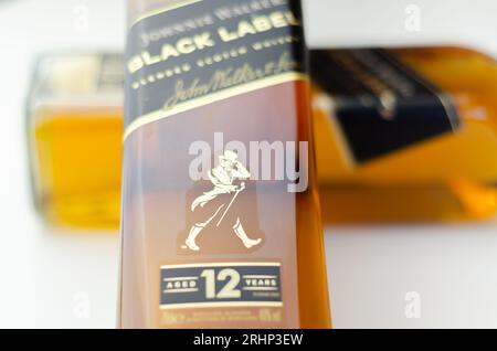 LONDON, Großbritannien - 15. JUNI 2023 Johnnie Walker Black Label Scotch Whiskey, ein Whiskey mit einem Geschmack von sanftem und cremigem Toffee, reichhaltigem und süßem Obst und würzigem Aroma Stockfoto