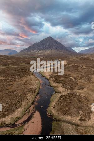 Buachaille etive MOR glencoe scotland mit Fluss etive und A82 Brücke im Sommer simulierten Sonnenuntergang Stockfoto