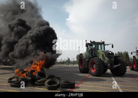 Brüssel, Belgien. August 2023. Die Abbildung zeigt brennende Autoreifen während eines Protestes gegen ein neues Industriewerk von Ineos in Antwerpen, Freitag, den 18. August 2023. Die kollektive 'Farmers Defence Force' (FDF) ist heute mit rund tausend Unterstützern auf dem Weg nach Antwerpen. Aus der Region Brecht und aus der Region Kempen kommen Unterstützer zu einem Protest im Park Spoor Oost. Sie entschieden sich speziell für Antwerpen, weil sie behaupten, N-VA würde den roten Teppich für Ineos' neue Fabrik hier ausrollen. BELGA PHOTO KRISTOF VAN ACCOM Credit: Belga News Agency/Alamy Live News Stockfoto